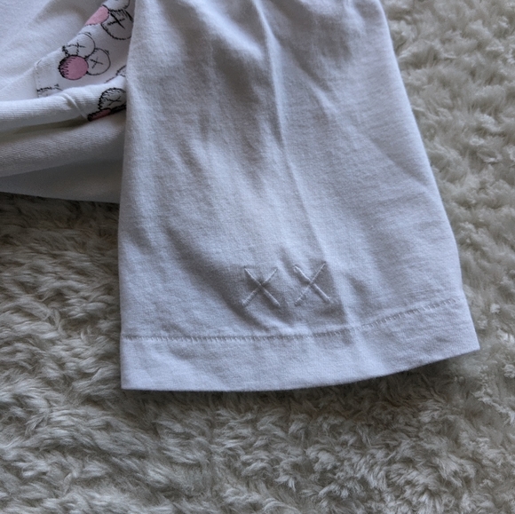 Uniqlo x KAWS T-shirt - Picture 3 of 6